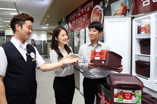 롯데하이마트는 오는 30일까지 '베스트 모델 할인전'을 진행한다. 26일 롯데하이마트 서울 대치점에서 소비자들이 김치냉장고를 둘러보고 있다. <롯데하이마트 제공>